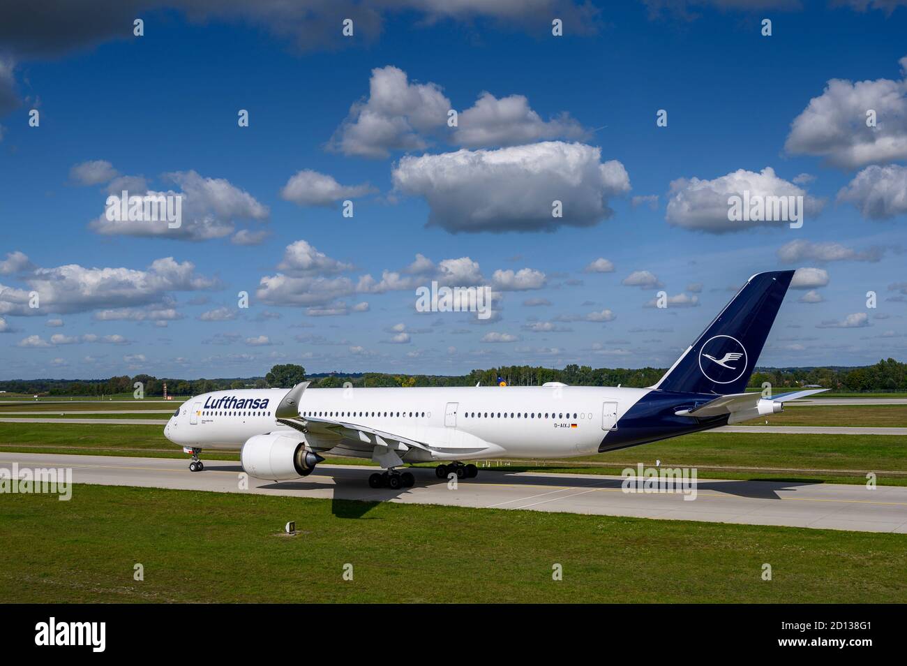 Monaco, Germania - Settembre 19. 2019 : Lufthansa Airbus A350-941 con la registrazione D-AIXJ sta tassando per il decollo sulla runwa settentrionale Foto Stock