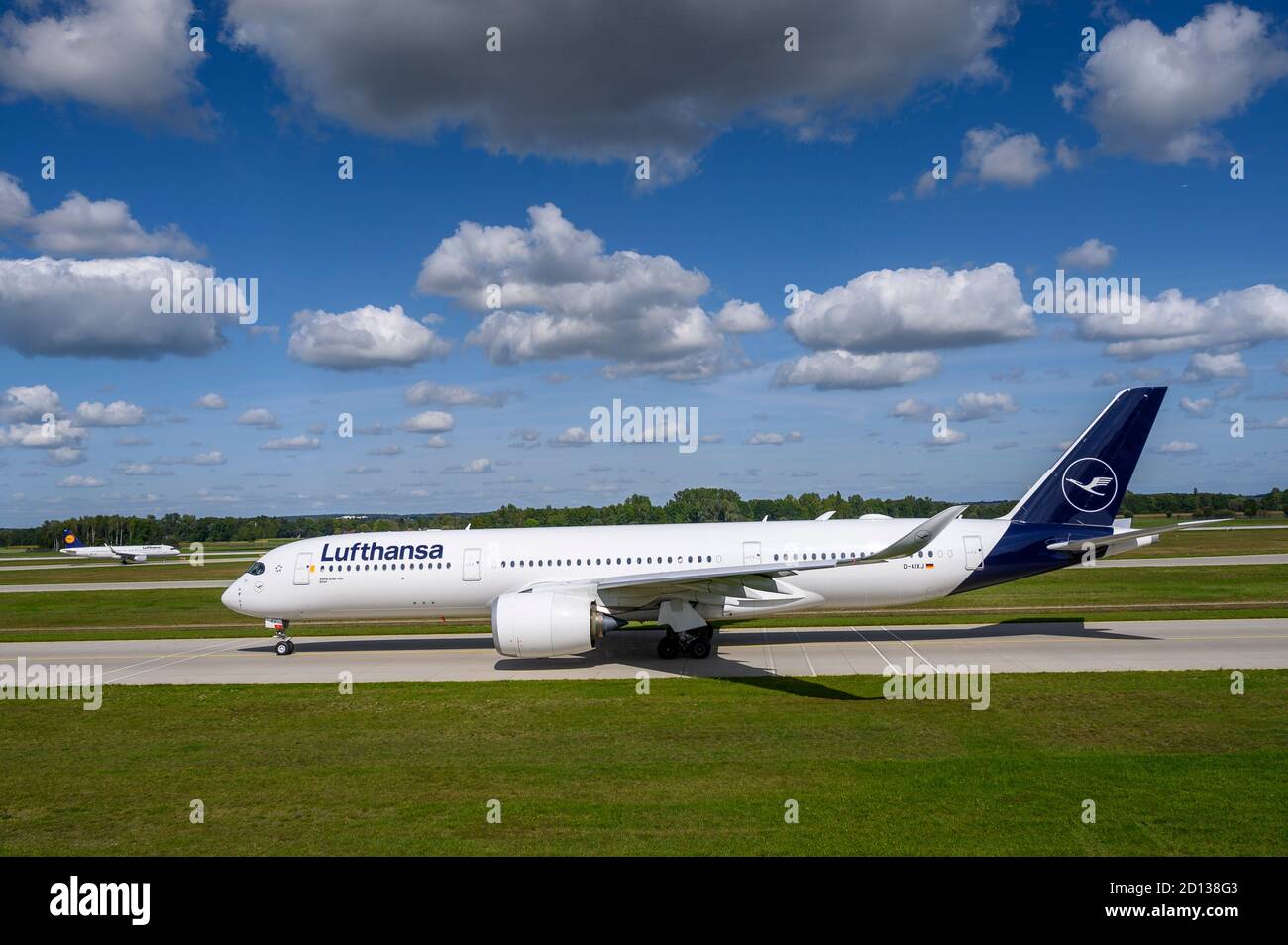 Monaco, Germania - Settembre 19. 2019 : Lufthansa Airbus A350-941 con la registrazione D-AIXJ sta tassando per il decollo sulla runwa settentrionale Foto Stock