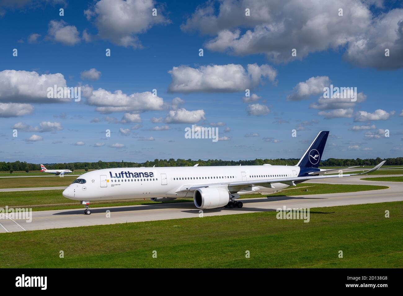 Monaco, Germania - Settembre 19. 2019 : Lufthansa Airbus A350-941 con la registrazione D-AIXJ sta tassando per il decollo sulla runwa settentrionale Foto Stock