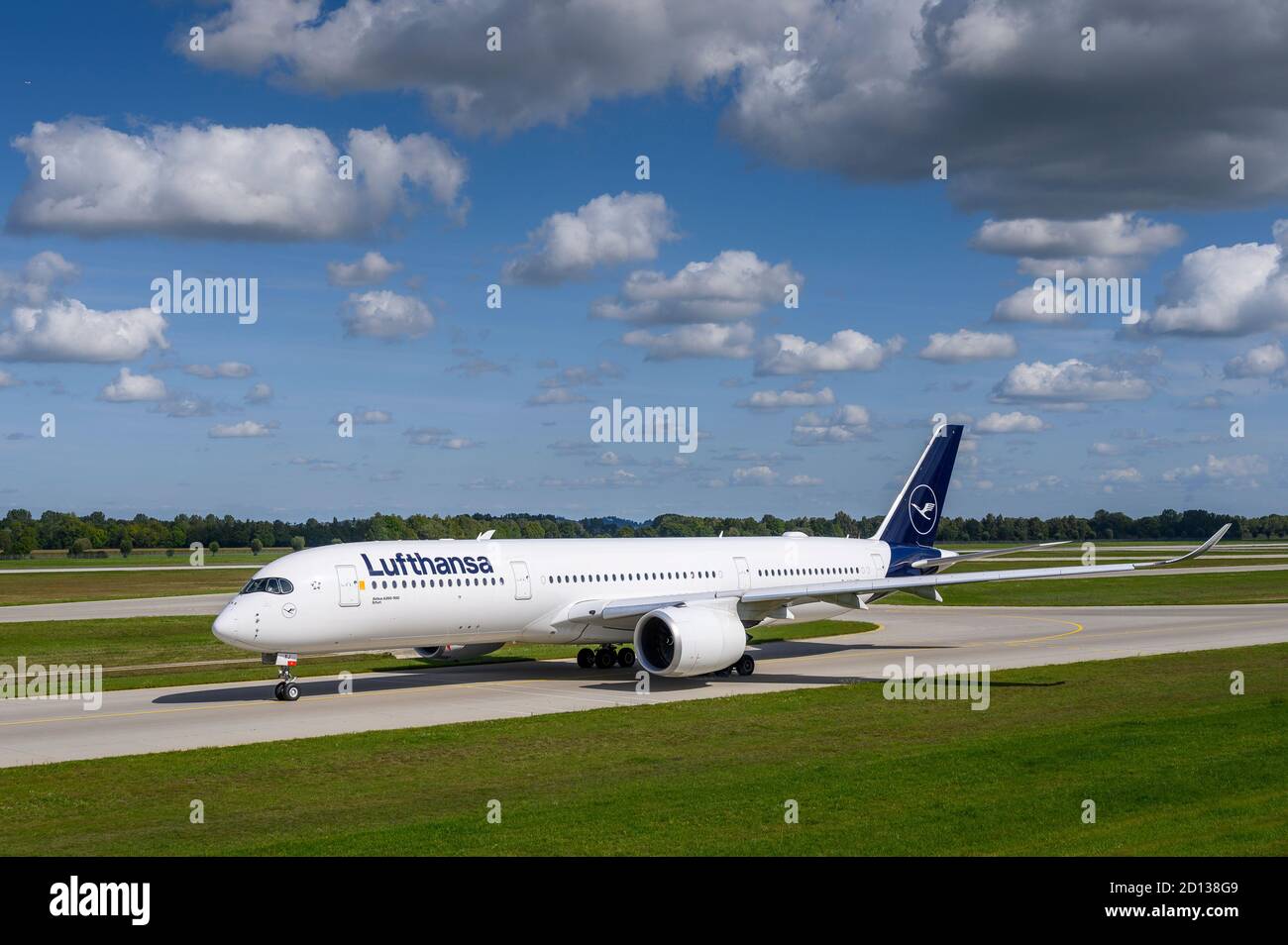 Monaco, Germania - Settembre 19. 2019 : Lufthansa Airbus A350-941 con la registrazione D-AIXJ sta tassando per il decollo sulla runwa settentrionale Foto Stock