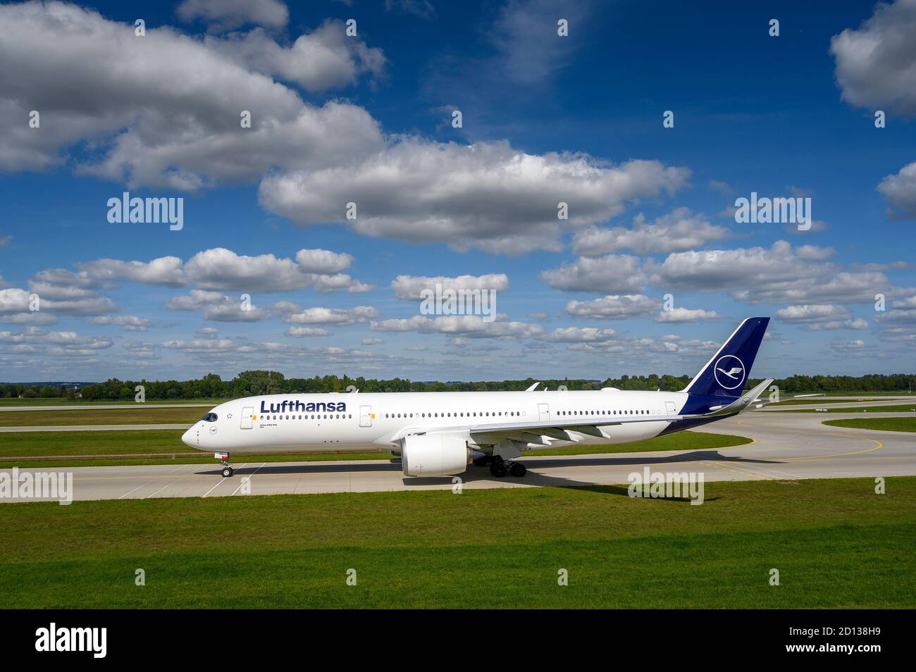 Monaco, Germania - Settembre 19. 2019 : Lufthansa Airbus A350-941 con la registrazione D-AIXO sta tassando per il decollo sulla runwa settentrionale Foto Stock