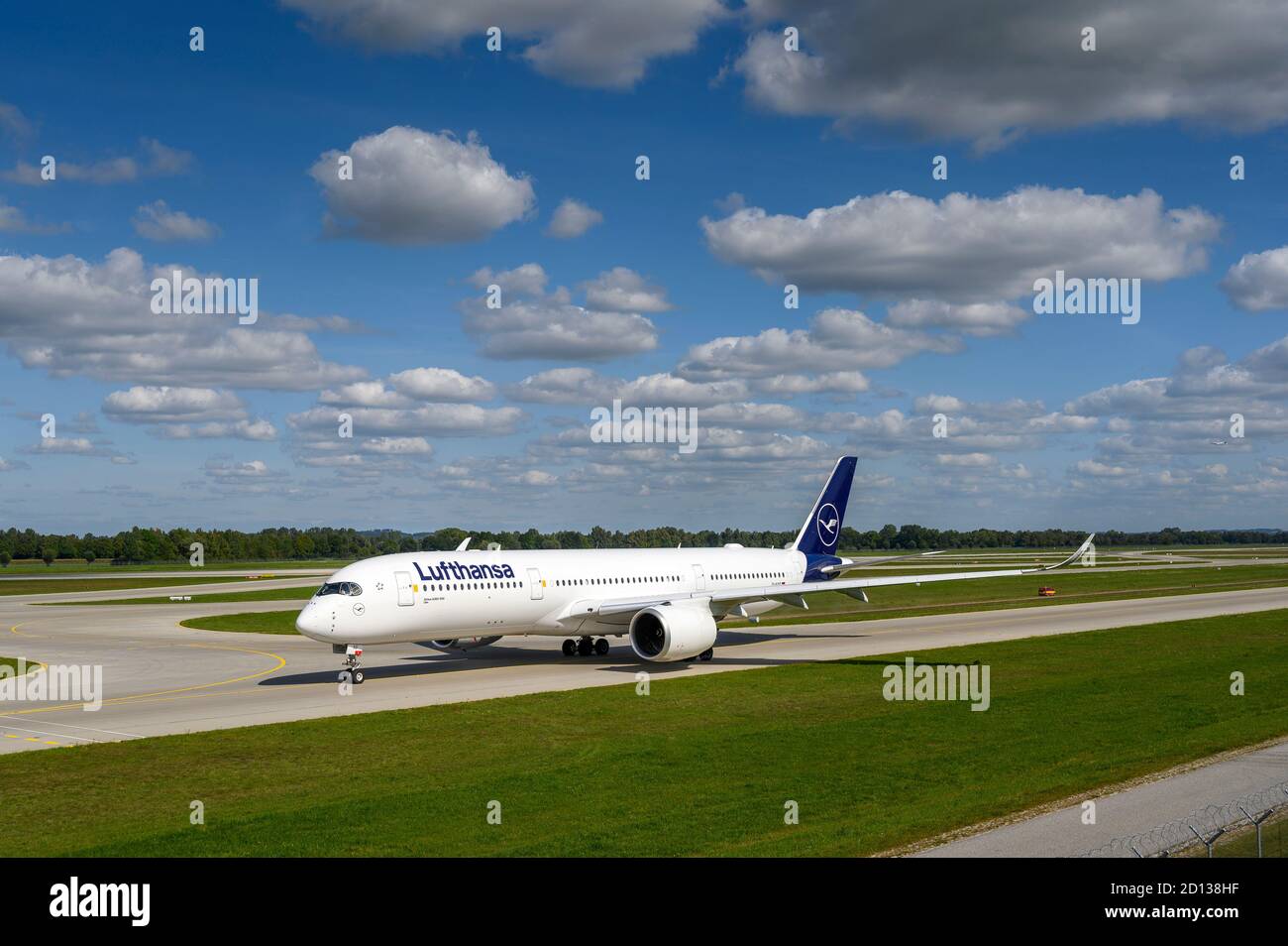 Monaco, Germania - Settembre 19. 2019 : Lufthansa Airbus A350-941 con la registrazione D-AIXO sta tassando per il decollo sulla runwa settentrionale Foto Stock