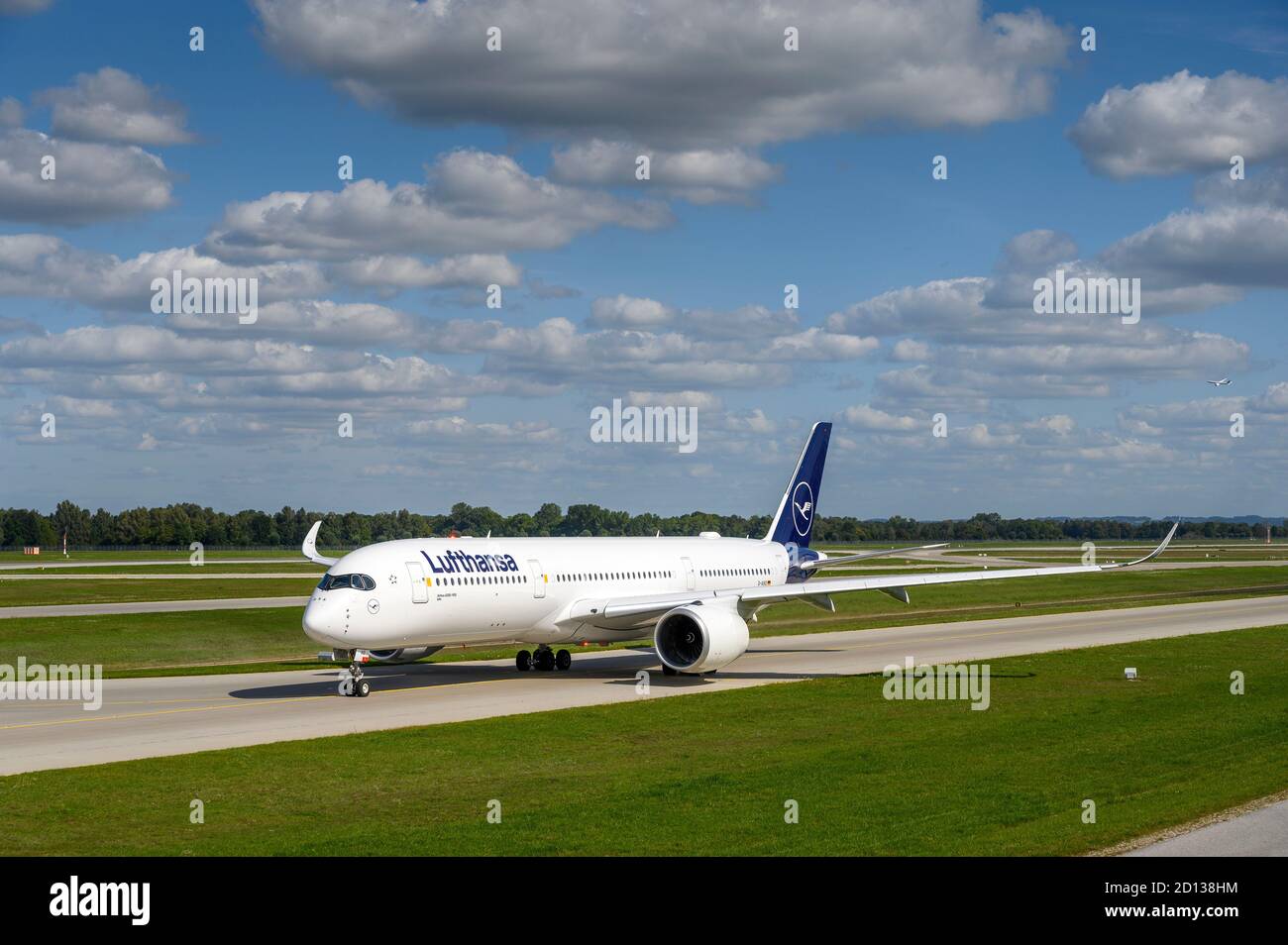Monaco, Germania - Settembre 19. 2019 : Lufthansa Airbus A350-941 con la registrazione D-AIXO sta tassando per il decollo sulla runwa settentrionale Foto Stock