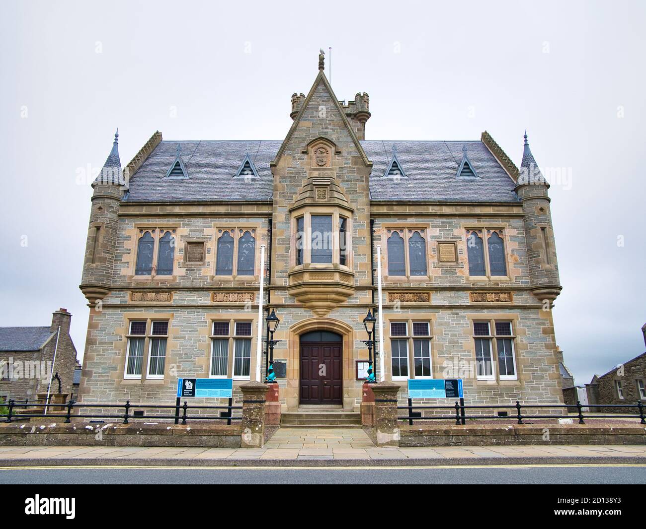 In stile Baronale Scozzese, il Municipio di Lerwick, progettato da Alexander Ross di Inverness e aperto nel 1883. Sede del Consiglio delle Isole Shetland. Foto Stock