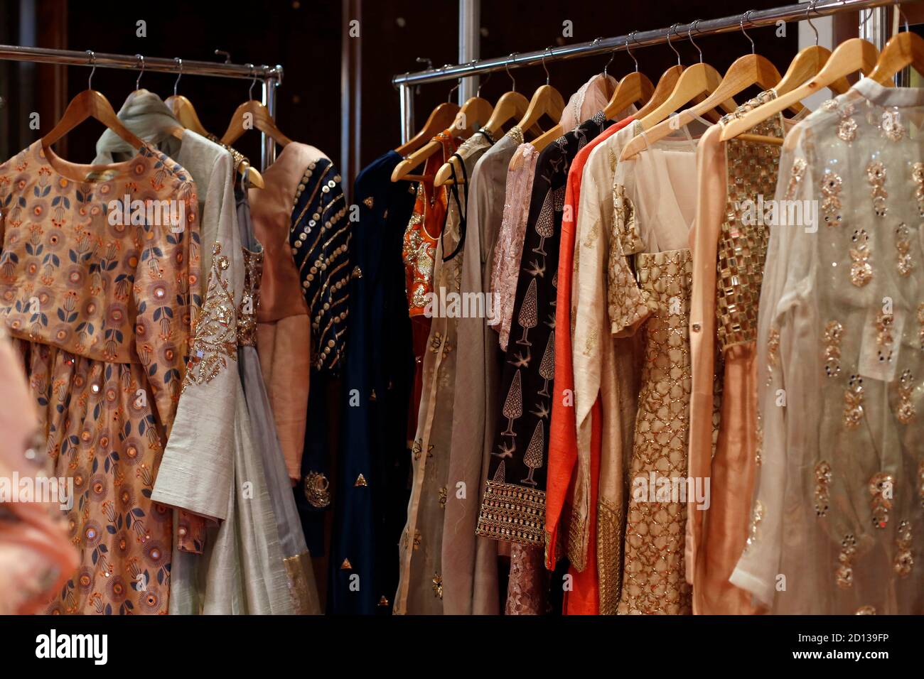 Appendere bei vestiti indiani diversi colori e decorazioni al mercato, negozio, boutique, bazaar, collezione stilista di abiti di moda Foto Stock