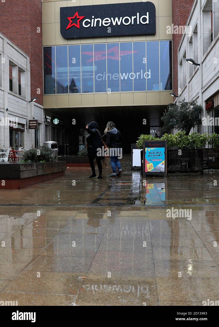 Loughborough, Leicestershire, Regno Unito. 5 ottobre 2020. Le donne passano davanti a un cinema Cineworld dopo che è stato annunciato che, a causa della continua interruzione della pandemia del coronavirus, i suoi schermi si chiuderebbero fino al prossimo anno. Credit Darren Staples/Alamy Live News. Foto Stock