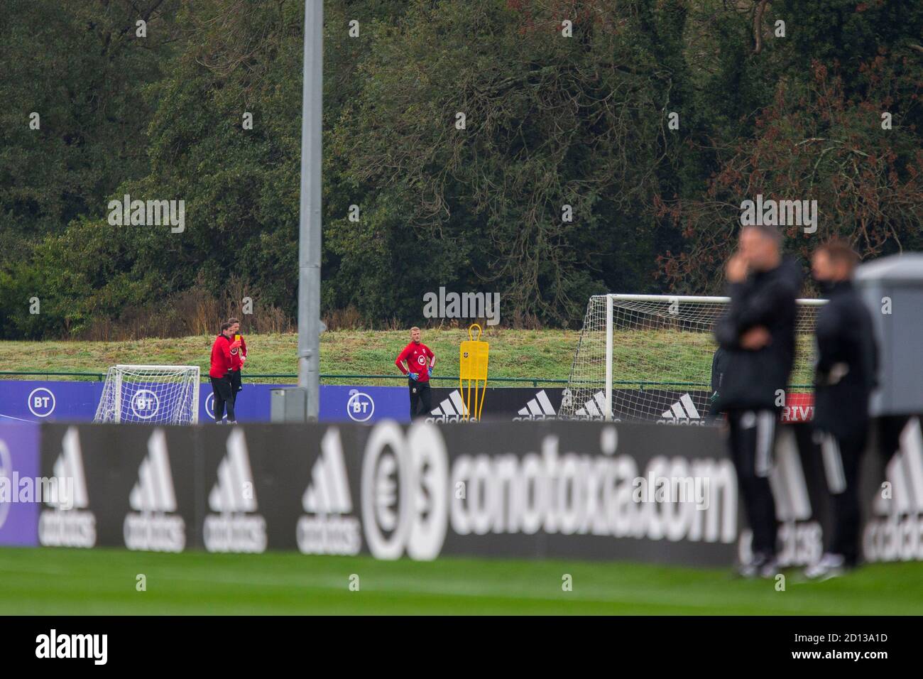 Hensol, Galles, Regno Unito. 5 Ott 2020. Danny Ward, Wayne Hannessey e Adam Ward si allenano a una distanza dai giocatori esterni durante l'allenamento della nazionale di calcio del Galles prima delle partite contro Inghilterra, Repubblica d'Irlanda e Bulgaria. Credit: Mark Hawkins/Alamy Live News Foto Stock