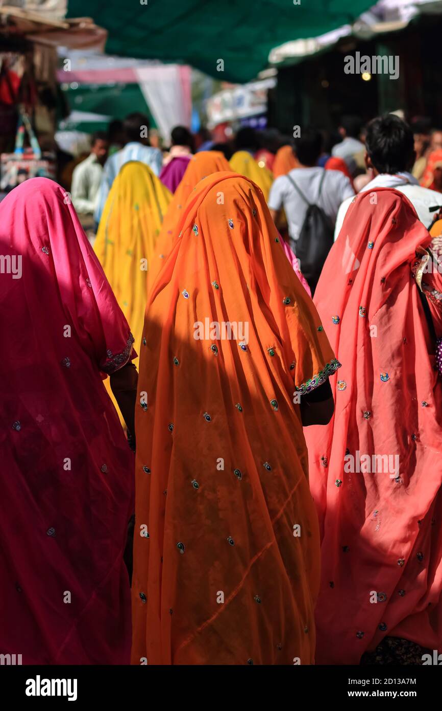 Un'immagine fuoco selettiva di un gruppo di donne indiane che indossano abiti tradizionali con colori vibranti a Pushkar, Rajasthan, India il 19 novembre 2018 Foto Stock