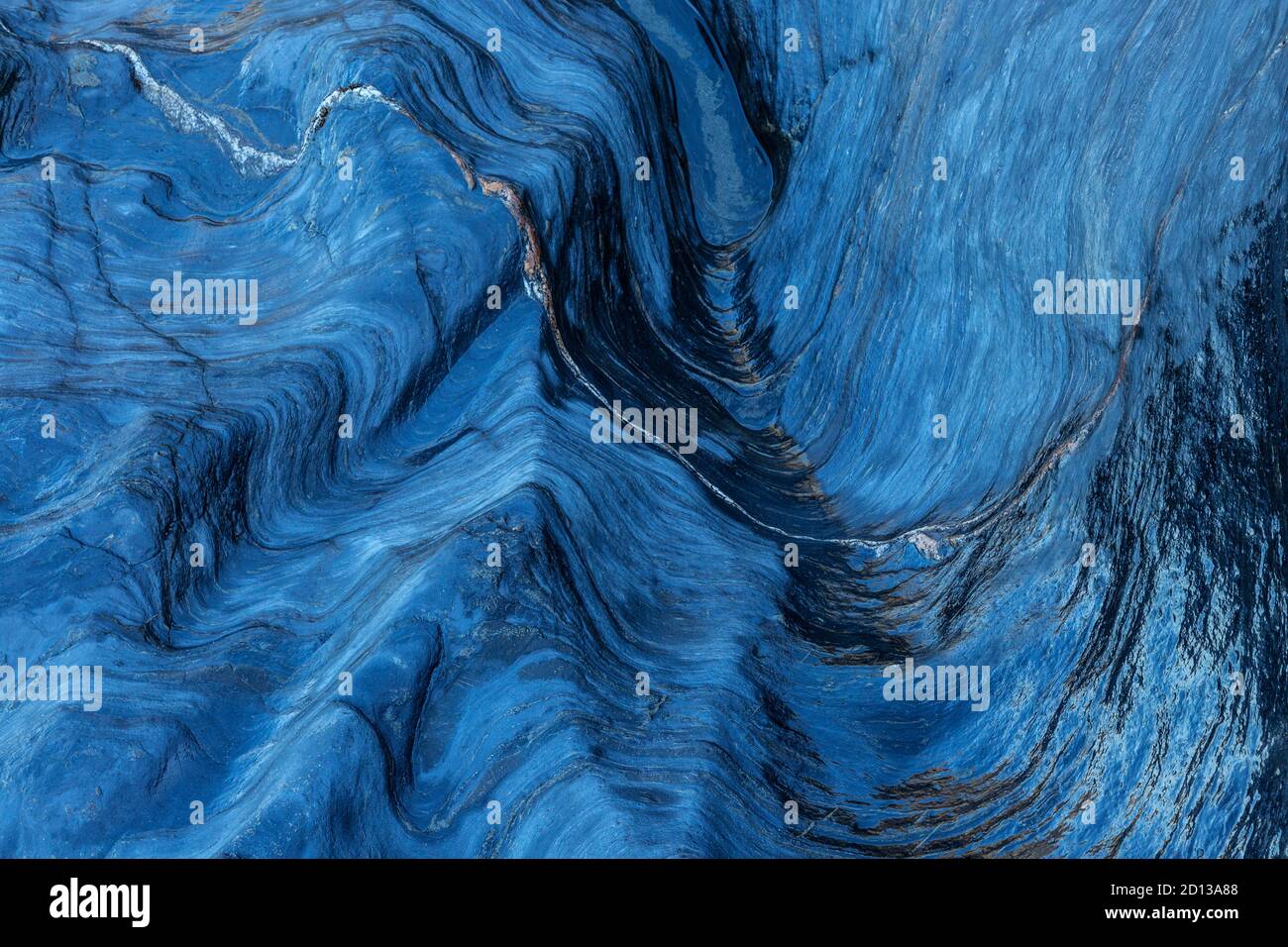 Roccia di colore blu in una spiaggia in Cornovaglia, Regno Unito Foto Stock