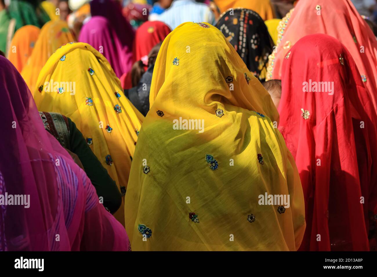 Un'immagine fuoco selettiva di un gruppo di donne indiane che indossano abiti tradizionali con colori vibranti a Pushkar, Rajasthan, India il 19 novembre 2018 Foto Stock