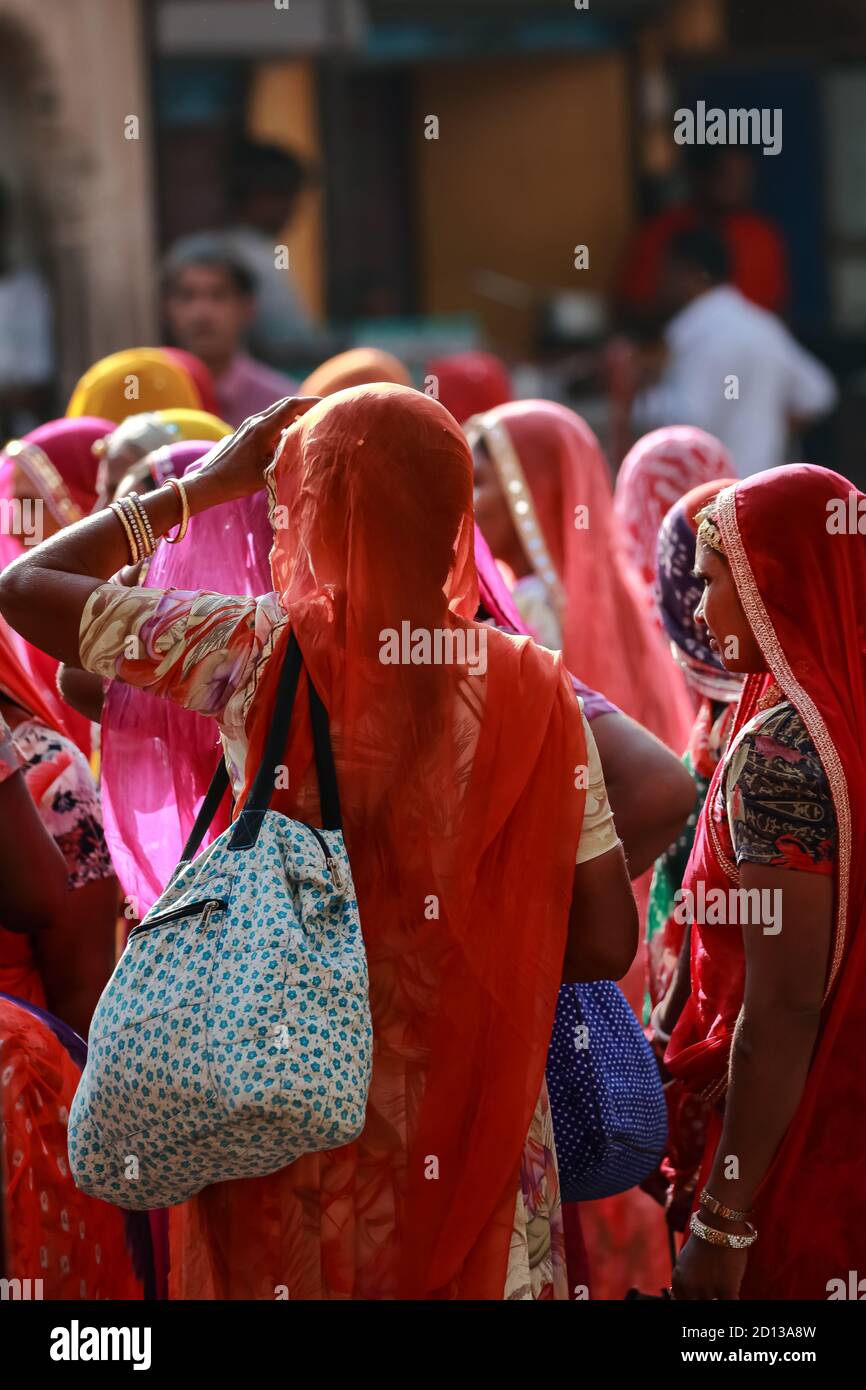 Un'immagine fuoco selettiva di un gruppo di donne indiane che indossano abiti tradizionali con colori vibranti a Pushkar, Rajasthan, India il 19 novembre 2018 Foto Stock