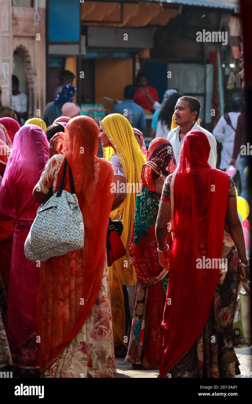 Un'immagine fuoco selettiva di un gruppo di donne indiane che indossano abiti tradizionali con colori vibranti a Pushkar, Rajasthan, India il 19 novembre 2018 Foto Stock