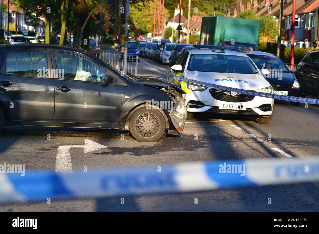 Incidente auto all'interno della polizia nastro con auto di polizia che protegge il cordone, West Midlands polizia, Birmingham Foto Stock