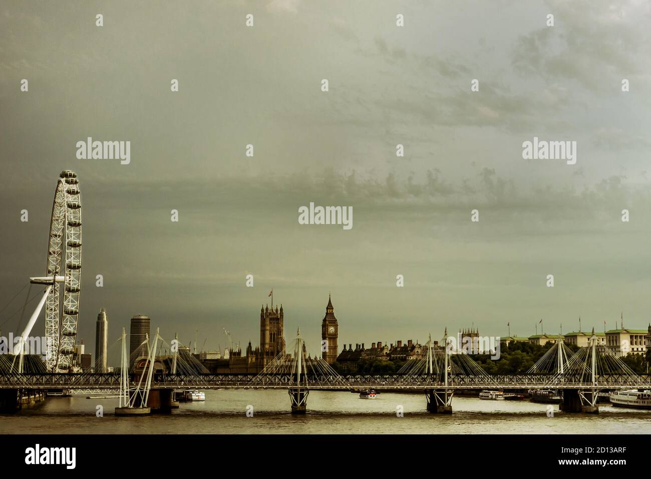 Cielo drammatico e umile che contiene il London Eye e il Big Ben Foto Stock