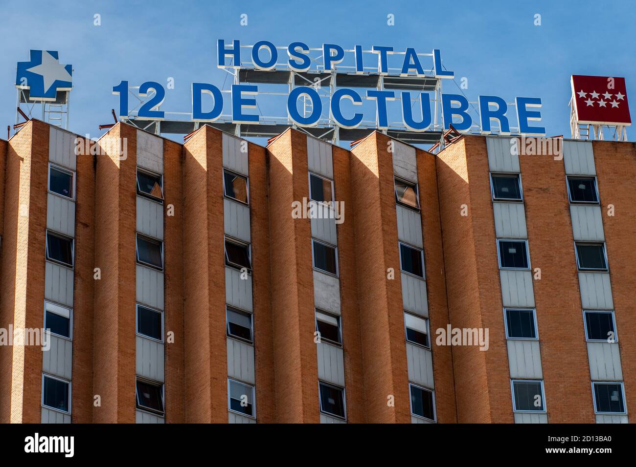 Madrid, Spagna. 05 ottobre 2020. Vista dell'ospedale 12 de Octubre. Madrid continua a registrare un elevato numero di casi di coronavirus. Credit: Marcos del Mazo/Alamy Live News Foto Stock