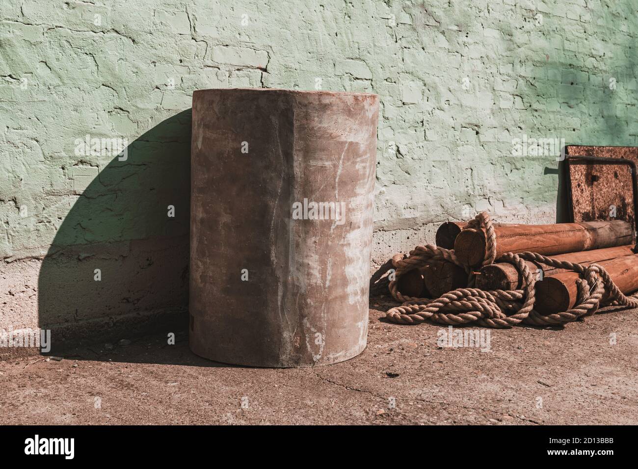 Dettaglio da vecchio capannone con muro di mattoni dipinto in verde chiaro, esempio di architettura in marines nella regione del Danubio Foto Stock