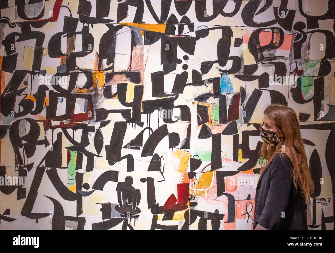 Bonhams, New Bond Street, Londra, Regno Unito. 5 ottobre 2020. L'anteprima di Bonhams per la vendita di arte africana moderna e contemporanea a New Bond Street comprende opere di Amoako Boafo, William Kentridge, Chéri Samba e Benedetto Chukwukadibia Enwonwu M.B.E. La vendita a Londra si svolge l'8 ottobre. Image: Wosene Worke Kopsrof (etiope/americano, 1950), wordplay IV (2007). Stima: £25,000 - 35,000. Credit: Malcolm Park/Alamy Live News. Foto Stock