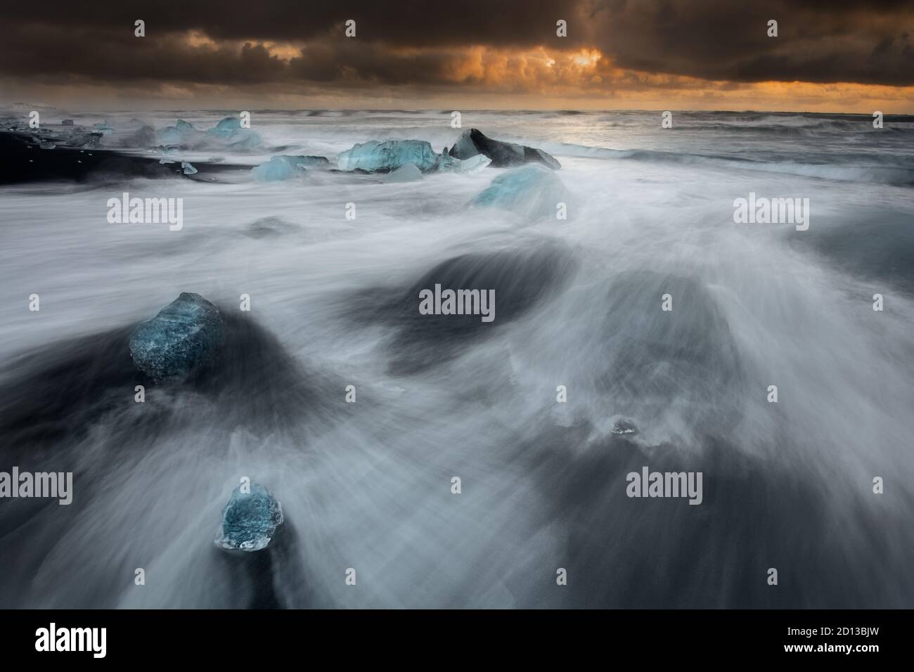 Ghiaccio lavato a riva a Diamond Beach. Foto Stock