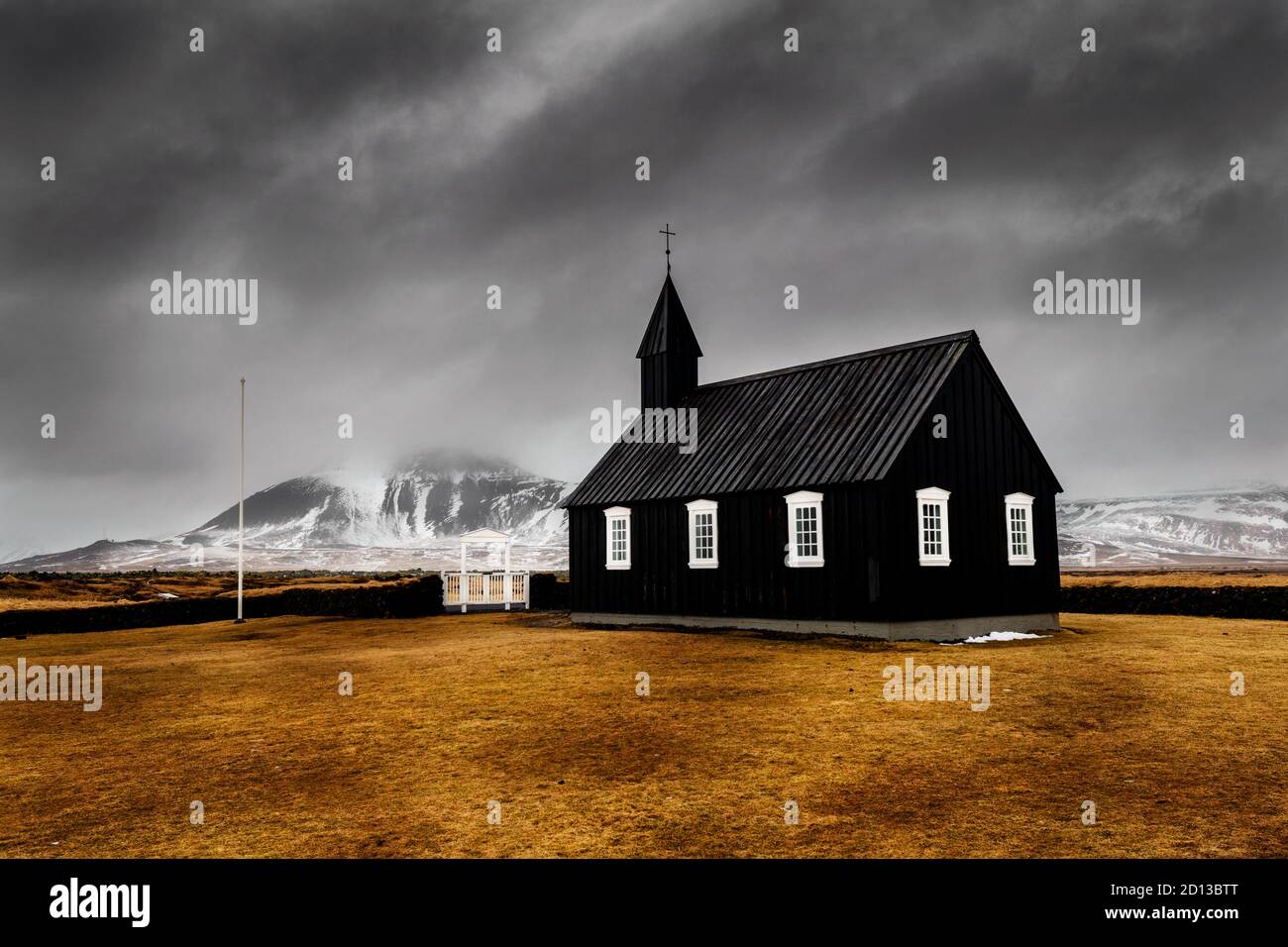 Famosa chiesa nera di Búðakirkja sulla penisola di Snæfellsnes. Foto Stock