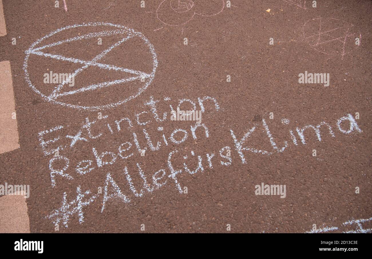 Berlino, Germania. 05 ottobre 2020. Il logo della ribellione di estinzione del movimento ambientale (XR) è stato dipinto con gesso sul pavimento vicino al Ministero federale dell'Agricoltura. Questa settimana, la ribellione estinzione ha annunciato azioni di protesta contro la distruzione ambientale e il cambiamento climatico. Credit: Paul Zinken/dpa/Alamy Live News Foto Stock