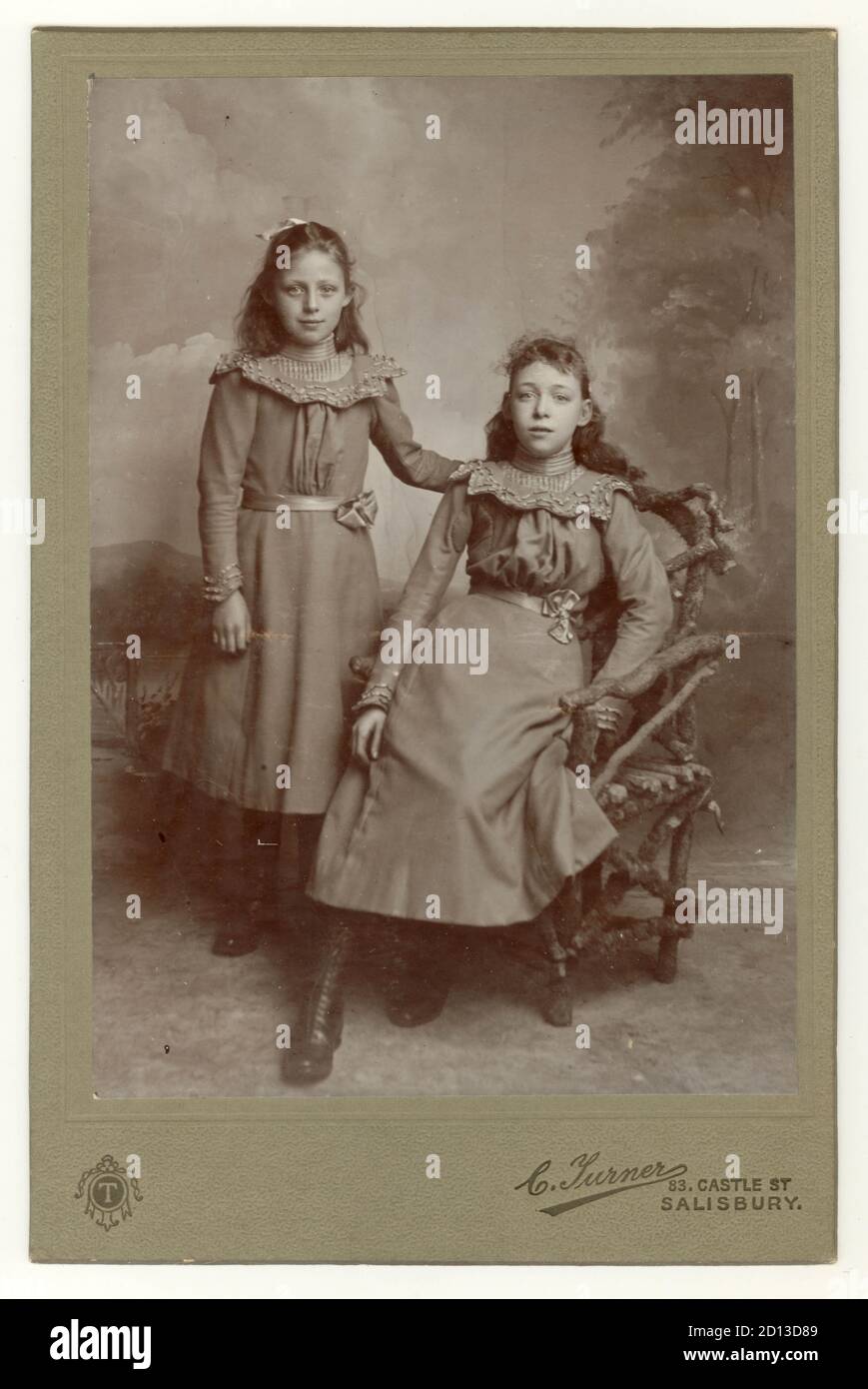 Fotografia di gabinetto ritratto di due graziose ragazze edoardiane, ragazza edoardiana, probabilmente sorelle - dal 1890 ai primi anni '1900, Salisbury, Wiltshire, Inghilterra, Regno Unito Foto Stock