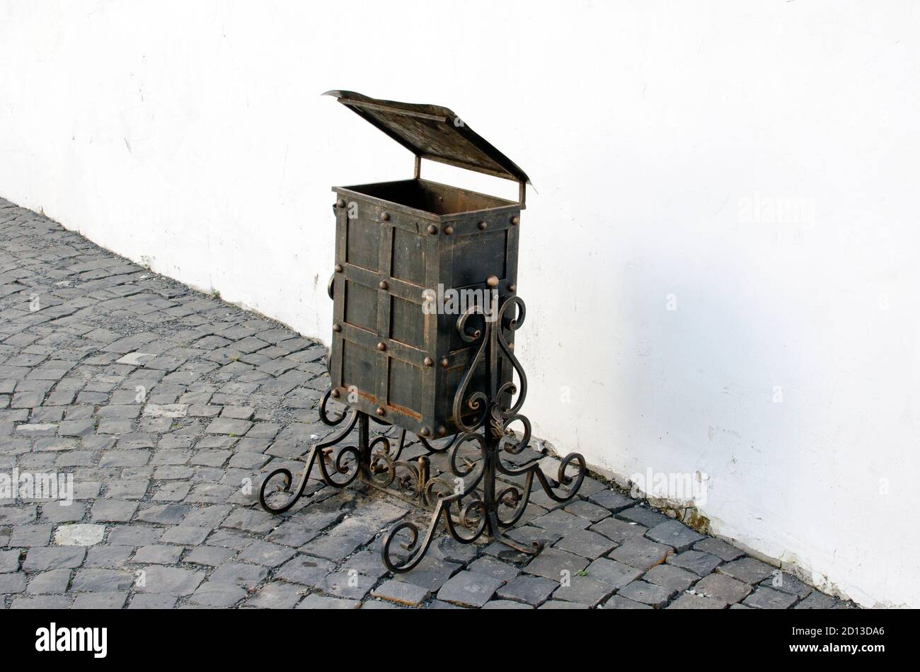 Immondizia può con modelli forgiati. Foto Stock