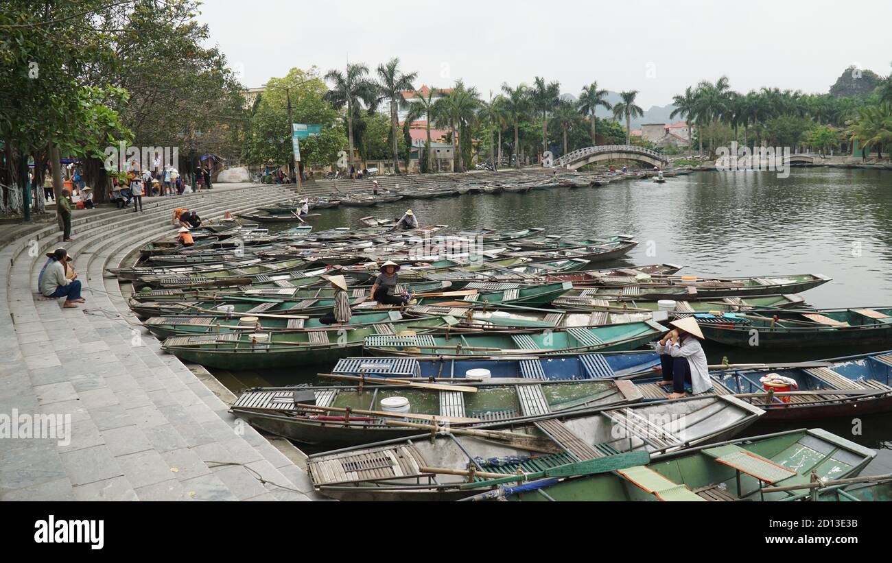 Ninh Binh verde erba paesaggi e templi con gite in barca in Vietnam. Foto Stock