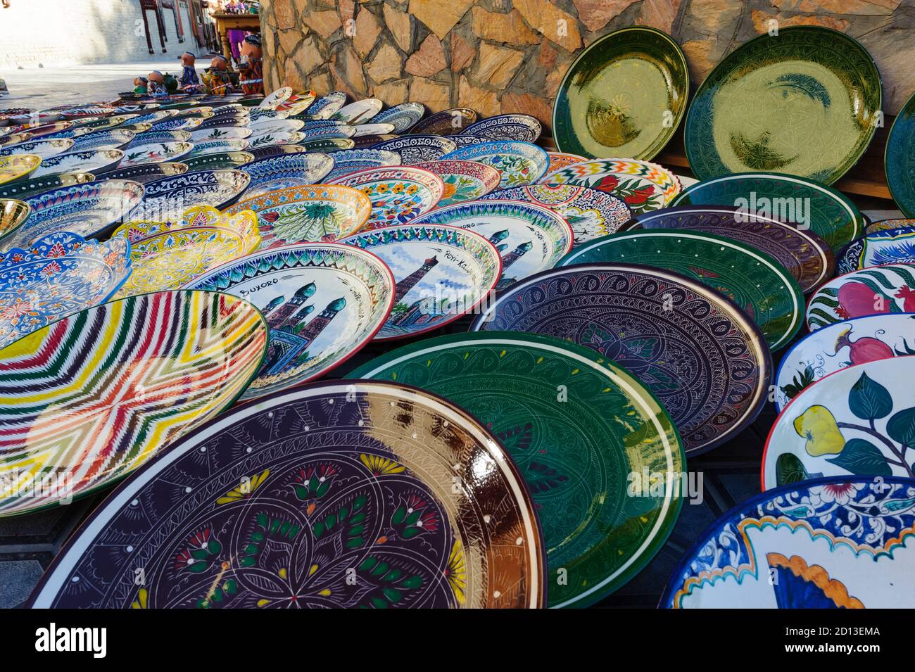 Souvenir uzbeki a Bukhara. Piatti decorati Foto Stock