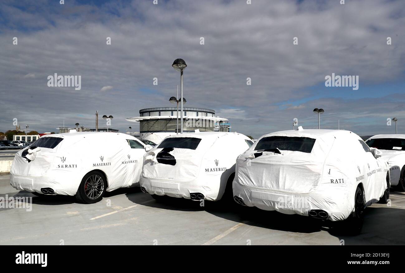 Le nuove auto in attesa di distribuzione vengono immagazzinate in un parcheggio ad Ashford, Kent. La domanda di nuove auto è scesa a un minimo di 21 anni lo scorso mese, secondo i dati della Società dei costruttori e dei commercianti di motori (SMMT). Foto Stock