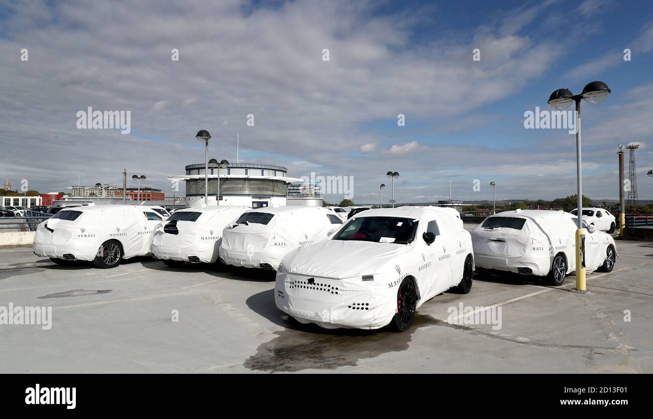 Le nuove auto in attesa di distribuzione vengono immagazzinate in un parcheggio ad Ashford, Kent. La domanda di nuove auto è scesa a un minimo di 21 anni lo scorso mese, secondo i dati della Società dei costruttori e dei commercianti di motori (SMMT). Foto Stock