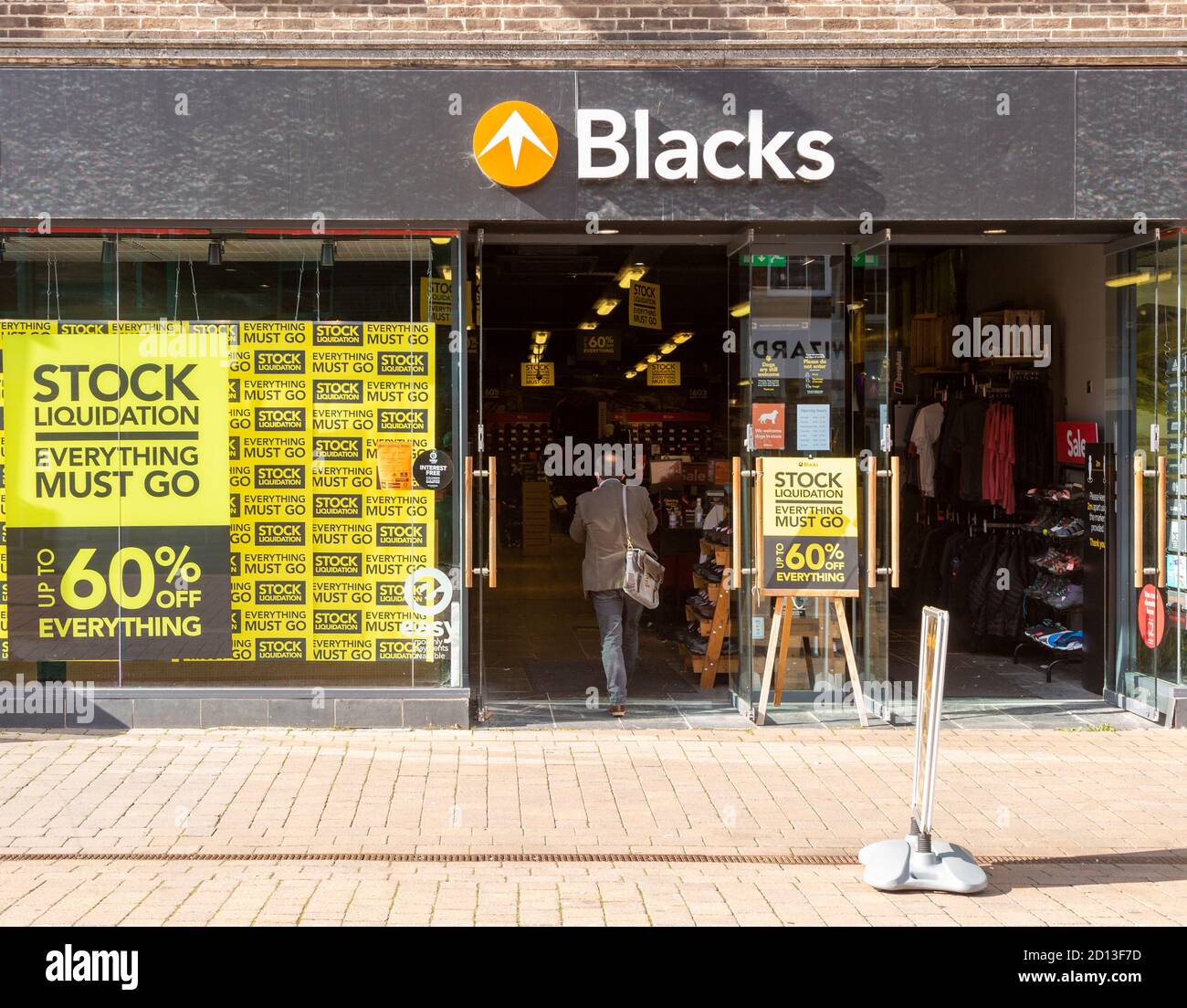 Liquidazione delle scorte tutto deve andare vendita negozio, negozio di Blacks a Newbury, Berkshire, Inghilterra, Regno Unito Foto Stock