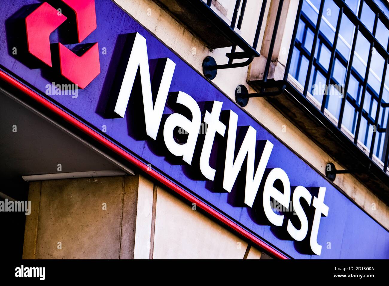 Londra UK, ottobre 05 2020, High Street Branch di NatWest Retail Bank, primo piano Logo e Iscrizione senza persone Foto Stock