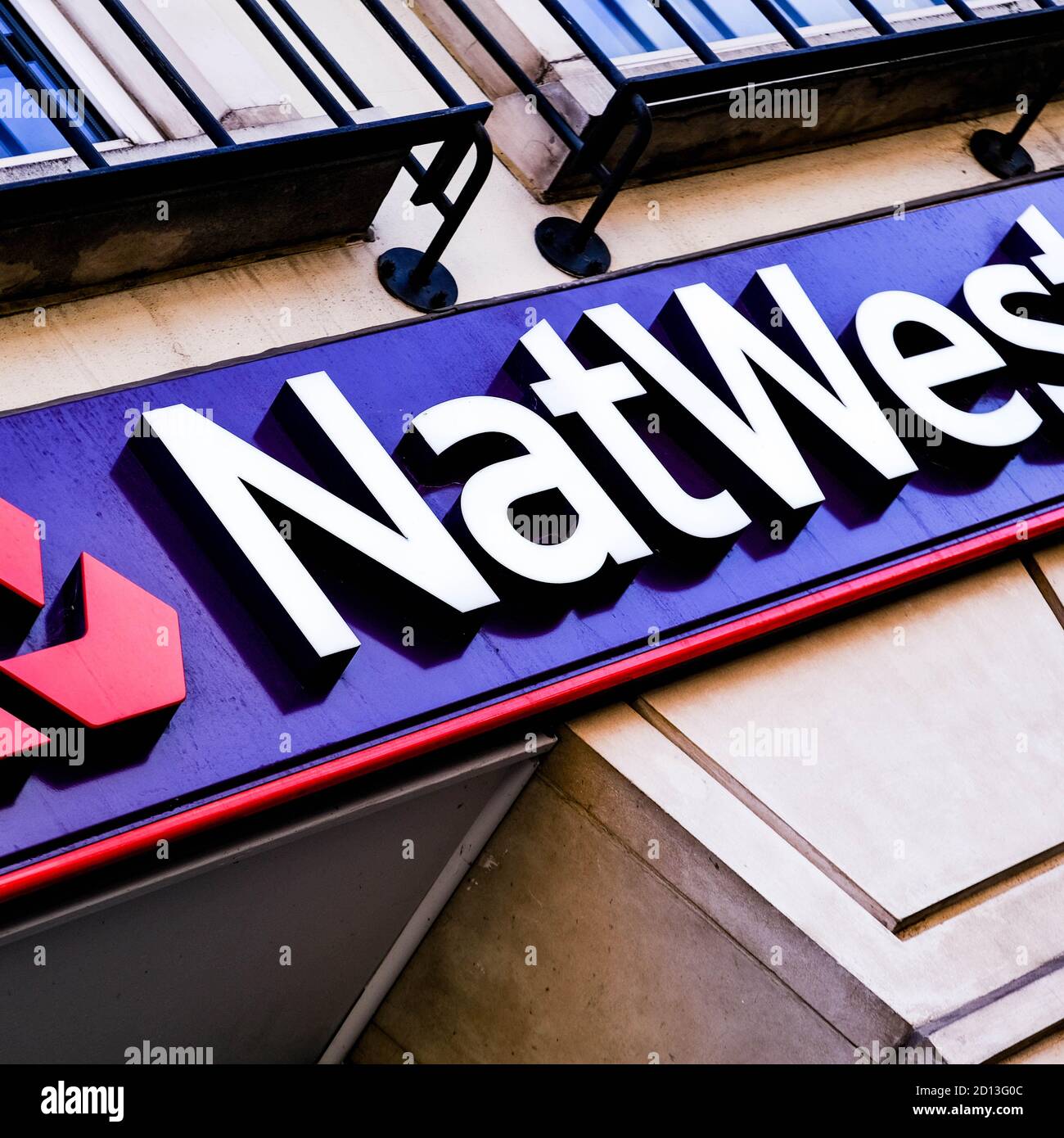 Londra UK, ottobre 05 2020, High Street Branch di NatWest Retail Bank, primo piano Logo e Iscrizione senza persone Foto Stock