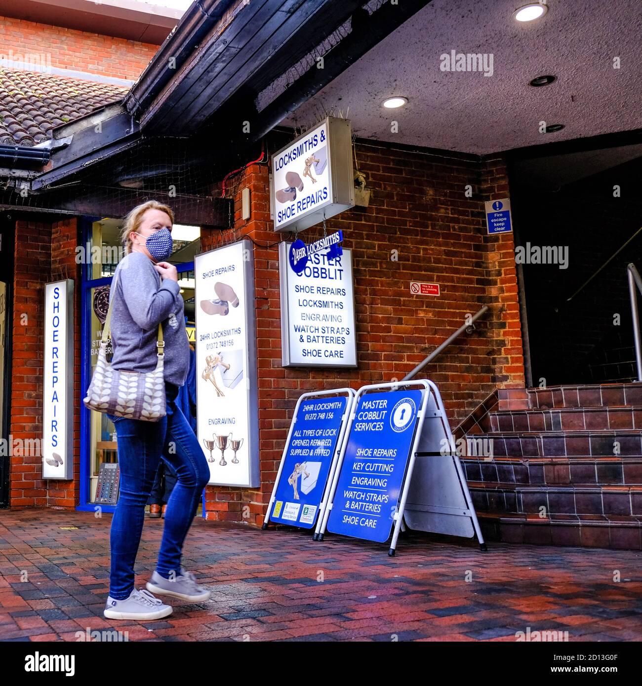 Londra UK ottobre 2020, acquirenti che indossano rivestimenti protettivi per il viso riducendo il rischio di COVID-19 Foto Stock