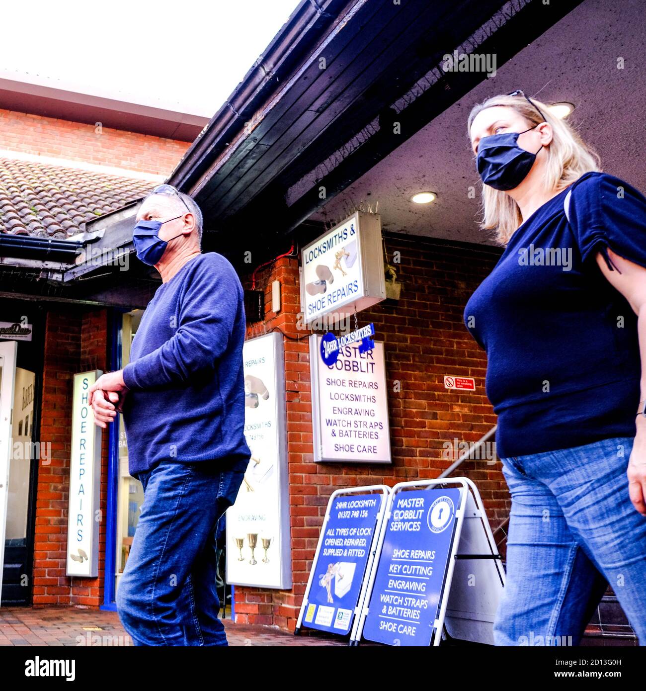 Londra UK ottobre 2020, acquirenti che indossano rivestimenti protettivi per il viso riducendo il rischio di COVID-19 Foto Stock