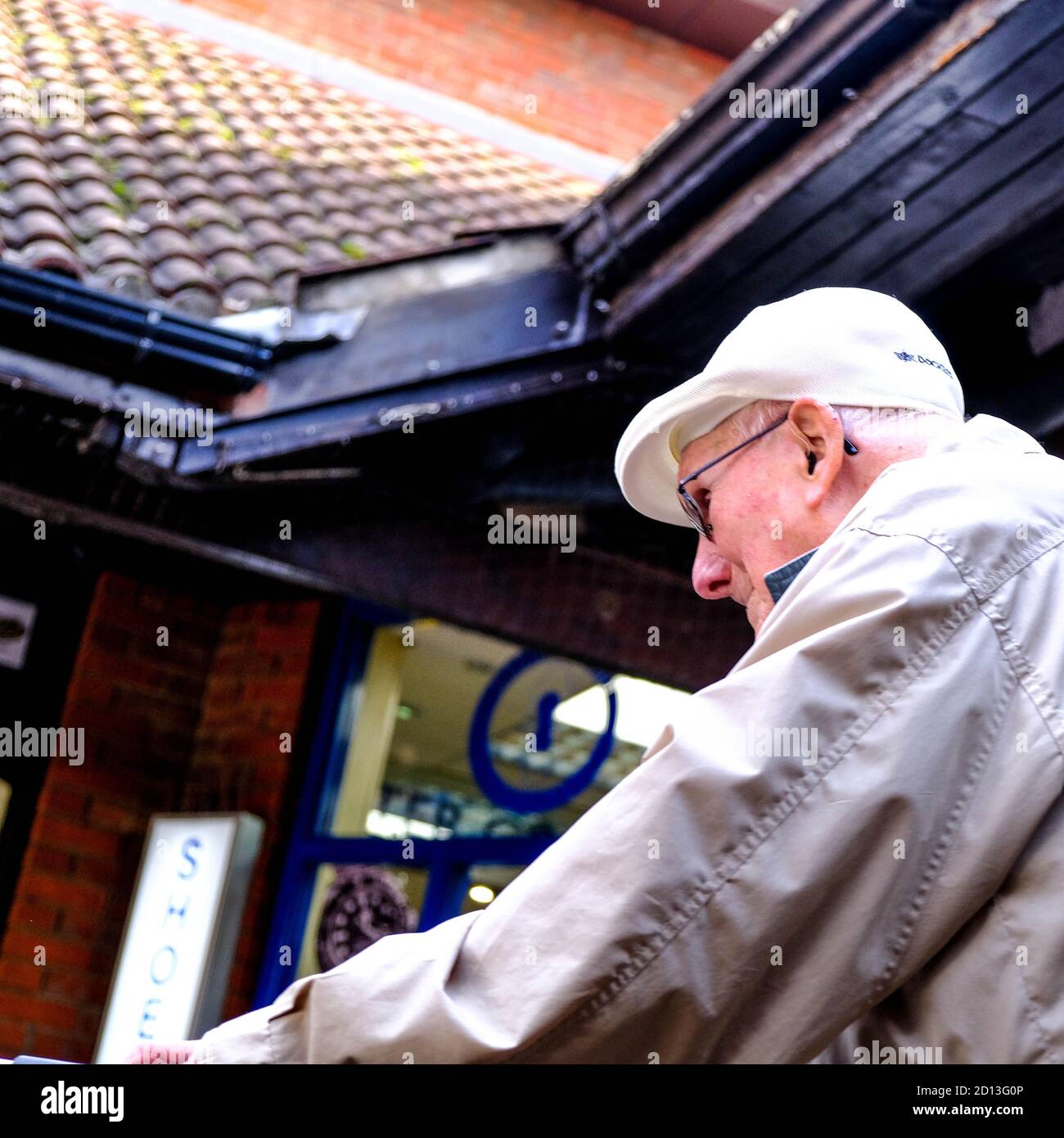 Londra UK Ottobre 2020, anziani Man out Shopping da solo senza copertura facciale durante COVID-19 Foto Stock