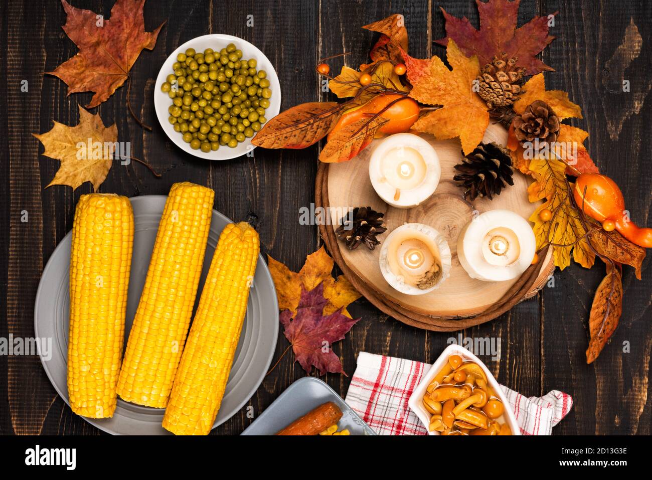 Festivo autunno impostazione tavolo vacanza con maiale bollito, mais Foto Stock