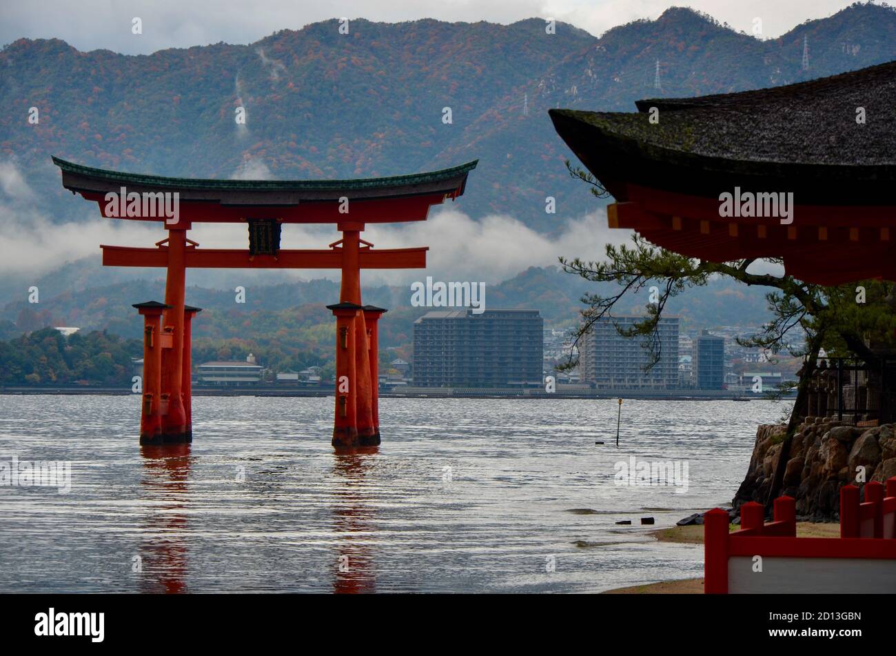 Famosa porta Tori in alta marea del Mar Giapponese interno, sulla riva dell'Isola di Miyajima. Foto Stock