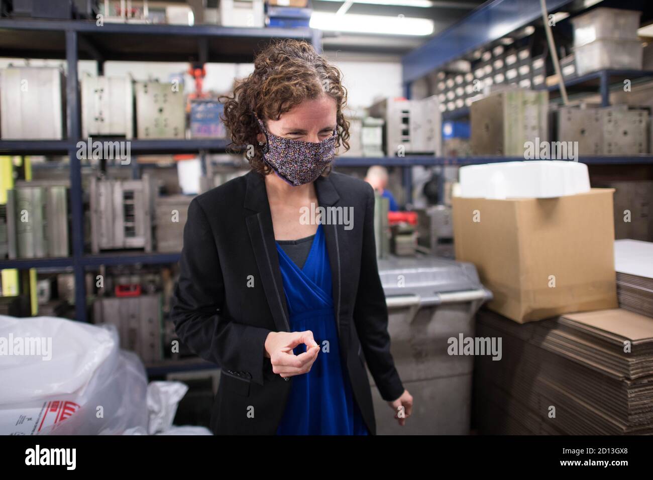 La cancelliera ombra Anneliese Dodds durante una visita a Essex Injection Molding a Southend, Essex, dove ha discusso l'impatto dell'incertezza di Covid sulla loro attività. Foto Stock