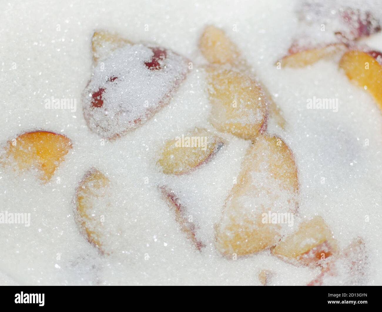 Cuocere la marmellata di prugne, lo zucchero e le prugne in una pentola Foto Stock