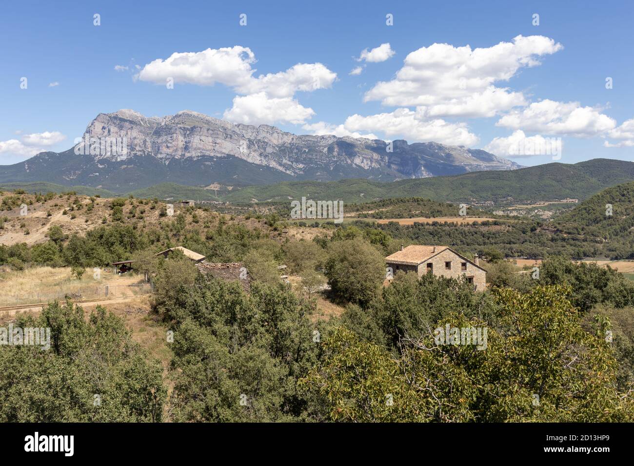 Pena Montanesa (Picon d'o Libro) e Tuco cime dei Pirenei vista dalla città di Ainsa, Aragona, Spagna. Foto Stock