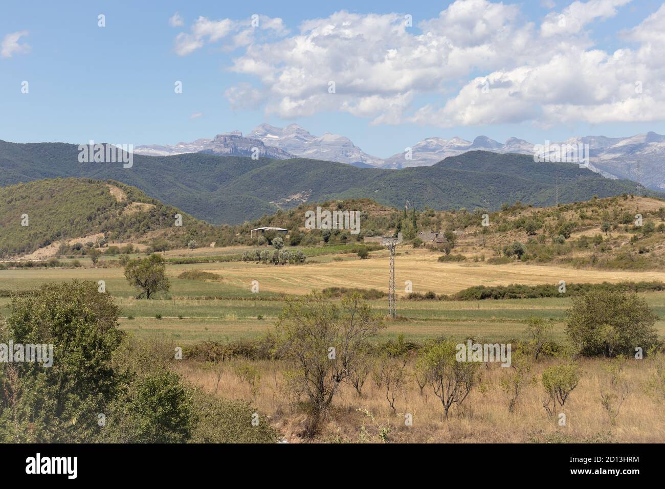 Monte Perdido (Monte Perdido) visto dalla città di Ainsa, Aragona, Spagna. Foto Stock