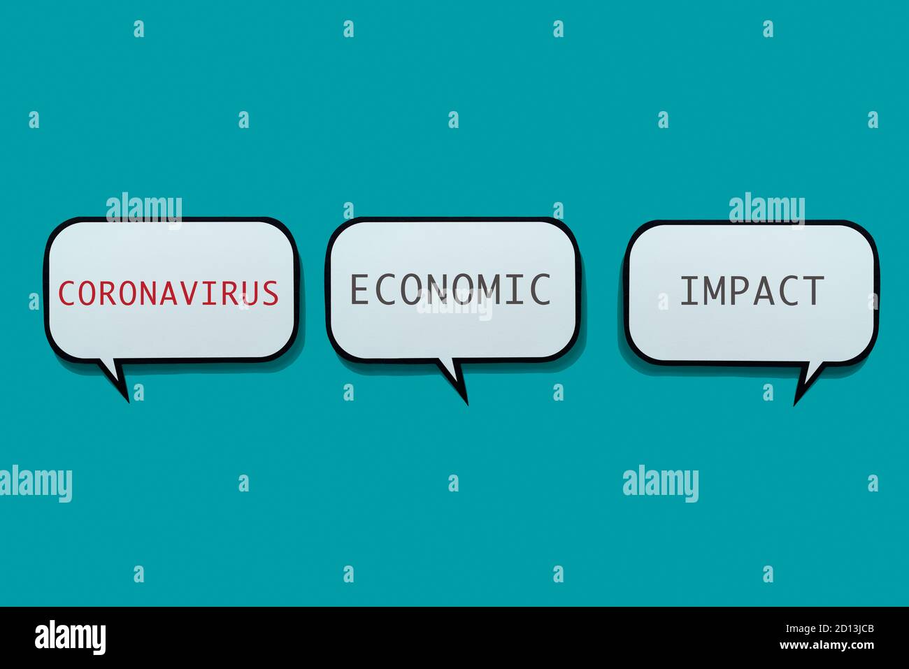 il testo incoronavirus impatto economico in alcuni discorsi palloncini su uno sfondo blu Foto Stock
