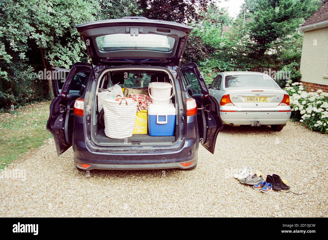 Imballando un automobile della famiglia per andare via in vacanza, Medstead, Alton, Hampshire, Inghilterra, Regno unito. Foto Stock