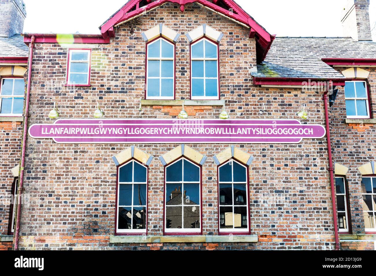 Llanfairpwlgwyngylgogychwyrndrobwllllantysilogogogogoch, Llanfair PG per breve, sull'isola di Anglesey, il più lungo nome di località in Europa. Foto Stock