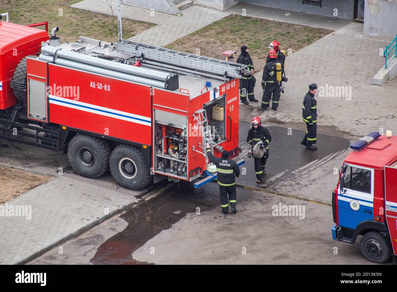 BOBRUISK, BIELORUSSIA 3.02.2020: I vigili del fuoco utilizzano attrezzature speciali per spegnere l'incendio, camion Foto Stock