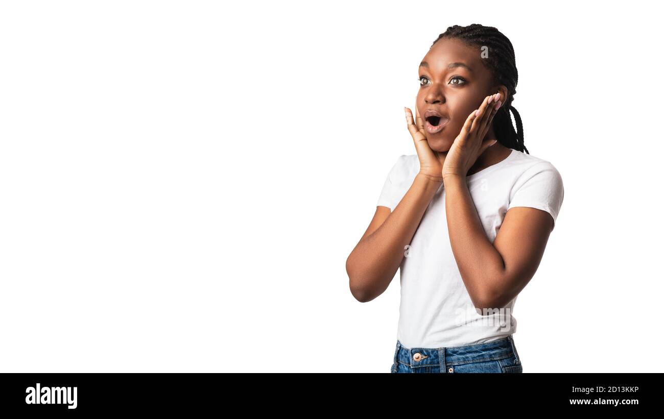 Black Lady gridando OMG in Shock in posa su sfondo bianco Foto Stock