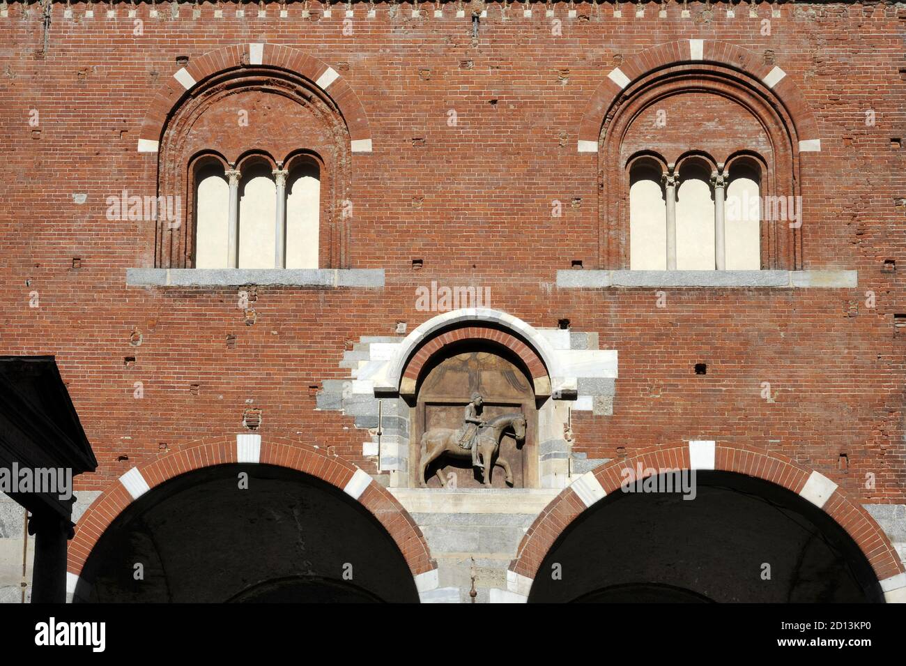 Milano, (Italia), la piazza medievale dei Merchants (Piazza Mercanti) nel centro della città; Palazzo della ragione (Broletto), monumento equestre a Oldrado da Tresseno Foto Stock