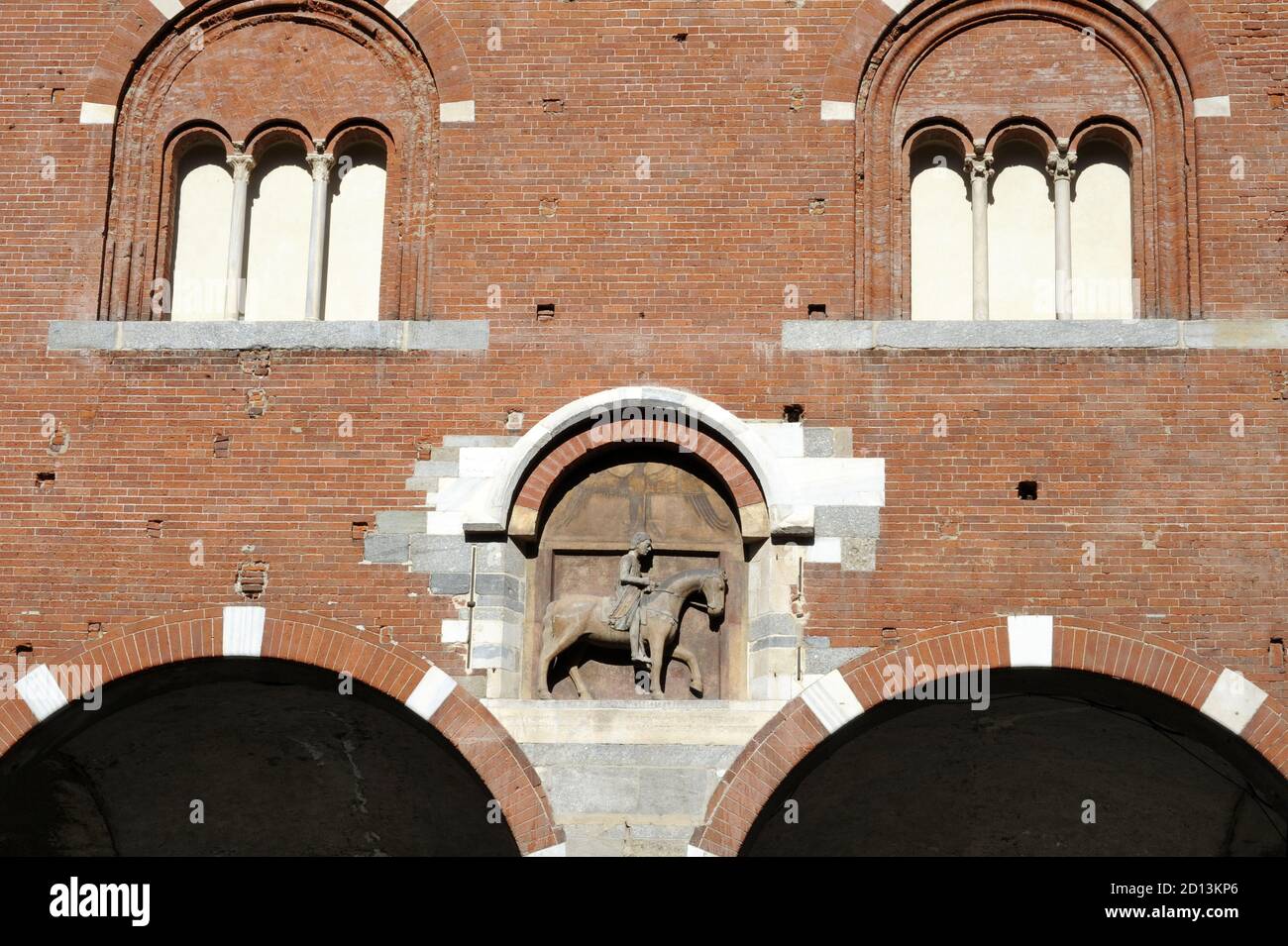 Milano, (Italia), la piazza medievale dei Merchants (Piazza Mercanti) nel centro della città; Palazzo della ragione (Broletto), monumento equestre a Oldrado da Tresseno Foto Stock