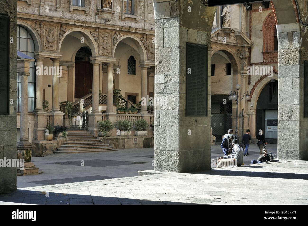 Milano, (Italia), la piazza medievale dei mercanti (Piazza Mercanti) nel centro della città; il palazzo della scuola palatina Foto Stock